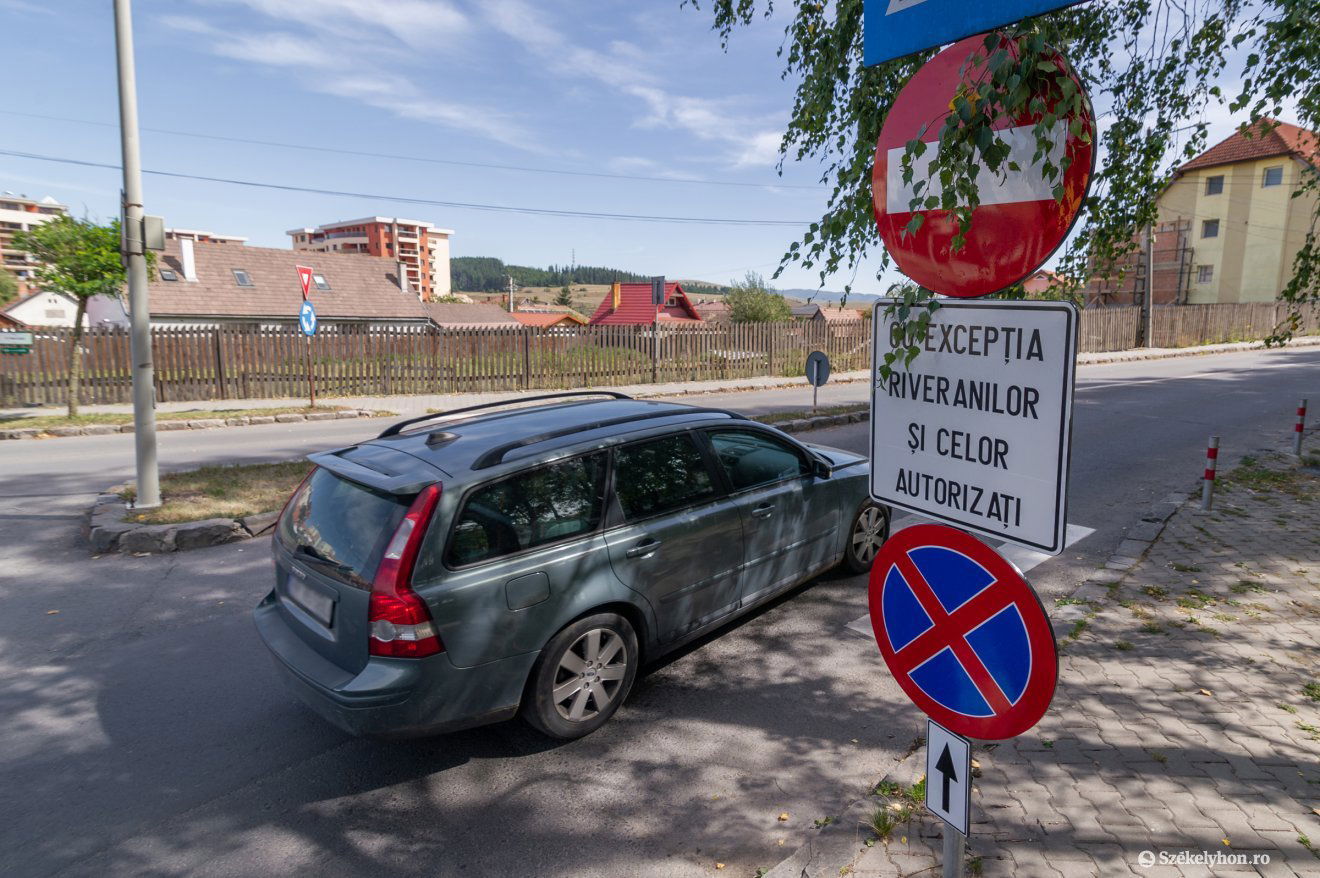 A tiltótáblákat már felszerelték, de ezt nem sokan veszik figyelembe •  Fotó: Pinti Attila