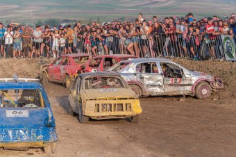 Hétvégén újra felbőgnek a motorok Csíkszentkirályon: kezdődik a roncsderbi