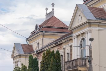 Költözésekre készülnek, több szakaszban újítják fel a csíkszeredai városháza épületét