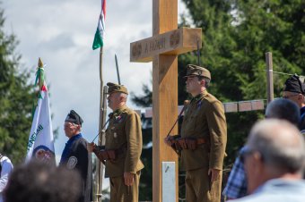 Végigtekint a völgyön, rálát egyenesen Csíksomlyóra az Óriás-tetőn avatott világháborús emlékkereszt