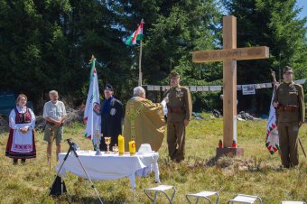 Világháborús emlékkeresztet avattak a Csíki-havasokban
