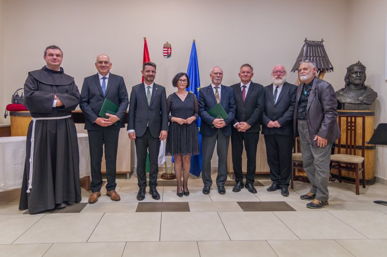 Rangos állami kitüntetéseket vehettek át neves erdélyi személyiségek