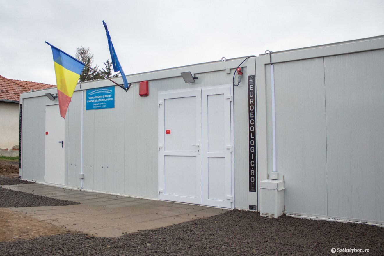 Maradnak a konténeriskolában a csíksomlyói kisiskolások. Új iskolaépület építésére volna szükség számukra •  Fotó: Borbély Fanni