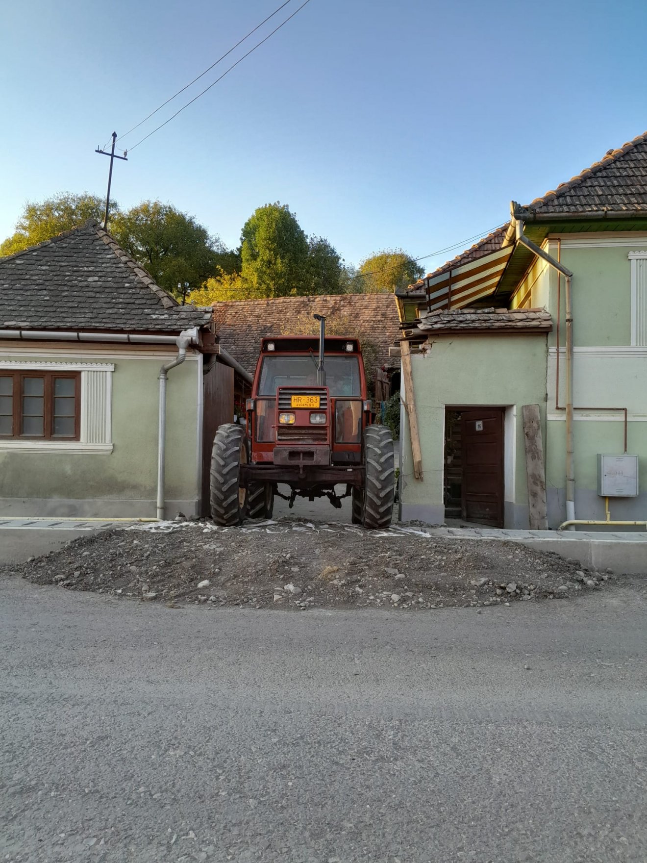 A kapu tetejét elbontották, hogy a traktor elférjen •  Fotó: Olvasói felvétel