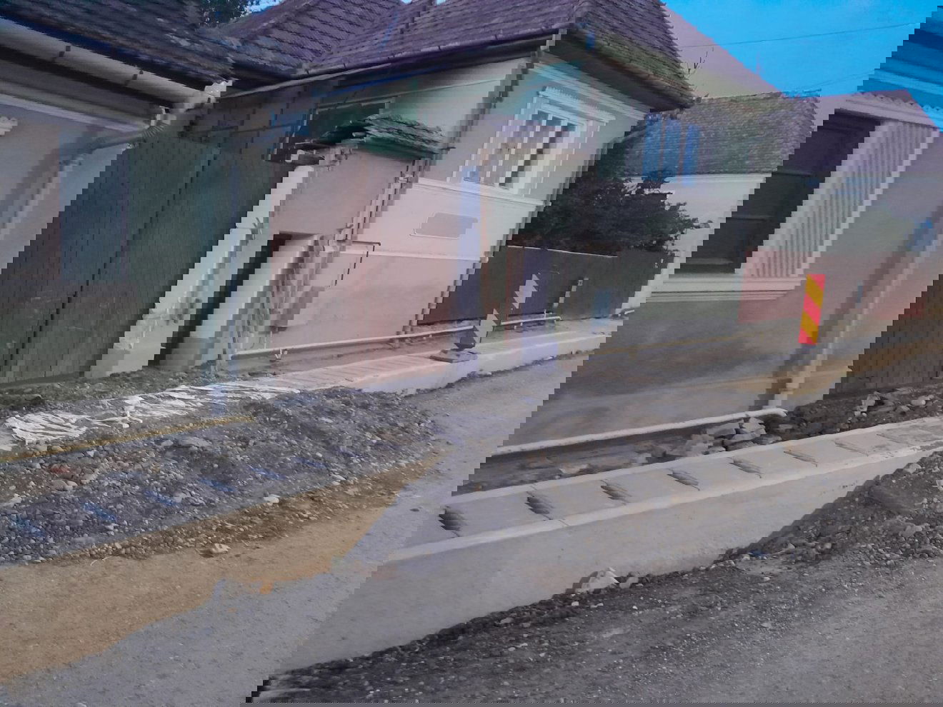 Kapubejárat előtt a magas betonsánc és a töltés •  Fotó: Olvasói felvétel