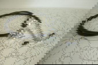 Kenőpénz elfogadása miatt vettek őrizetbe egy erdélyi orvost