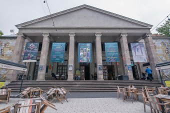 Miniatűr színházi díszletmaketteket állítanak ki Csíkszeredában