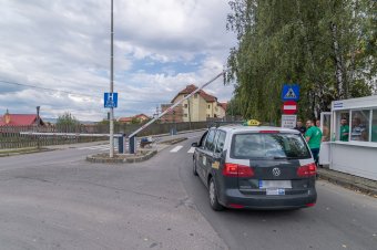 Nyílik és csukódik a sorompó, már nem tud akárki felhajtani a kórházhoz