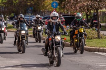 Szoknyás gurulás: hóbortos ötletből látványos figyelemfelhívó akció