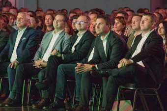 Üzenet a stílus mögött: hogyan öltözködnek a székelyföldi politikusok?