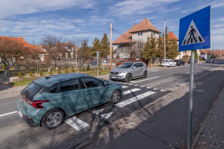 Magasított gyalogátjárók fékezik meg a száguldozókat