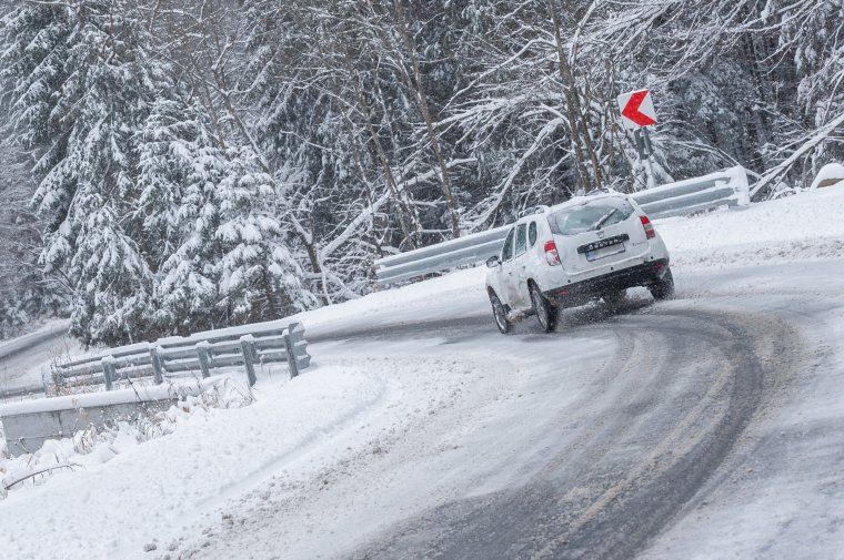 Csúszós, havas utak nehezítik a közlekedést a sárga kódjelzésű megyékben
