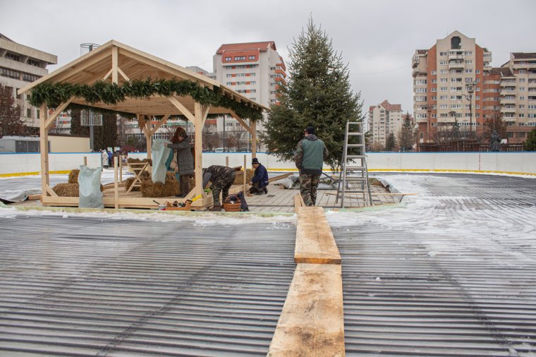 Idén valami újjal rukkoltak elő: korcsolyapálya, középen a Szent család installációval