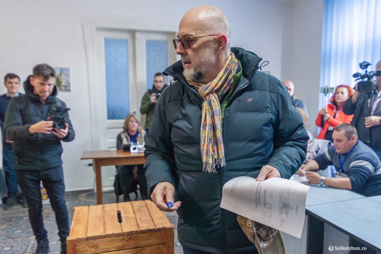 Kelemen Hunor vasárnap délelőtt szülőfalujában, Csíkkarcfalván adta le szavazatát az államfőválasztáson •  Fotó: Pinti Attila