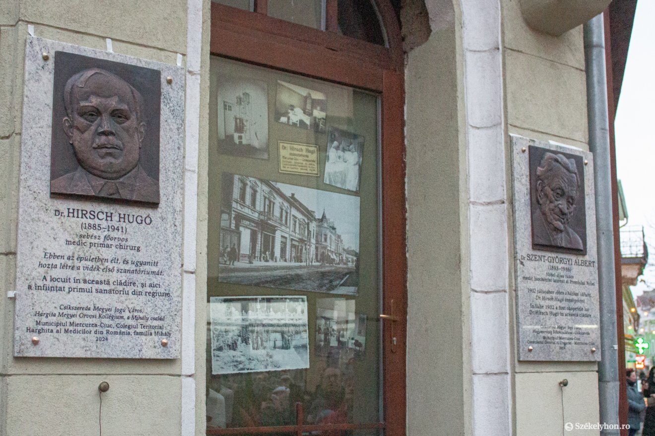 2024. december 12-én a magyar külgazdasági és külügyminisztérium támogatásával két plakettet helyeztek el a csíkszeredai Hirsch-ház bejáratánál Szent-Györgyi Albert és Hirsch Hugó emlékére &bullet;  Fotó: Borbély Fanni