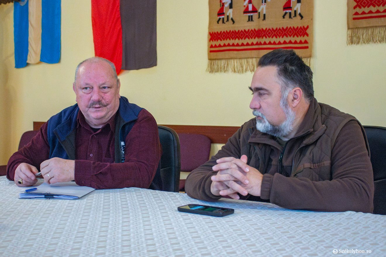 Székely Ernő községvezető és Russu-Bors Tibor önkormányzati képviselő •  Fotó: Borbély Fanni