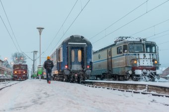 Továbbra is télies körülmények között közlekednek a vonatok