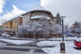 Nem adják oda a katonai központnak az egykori MÁV-palotát
