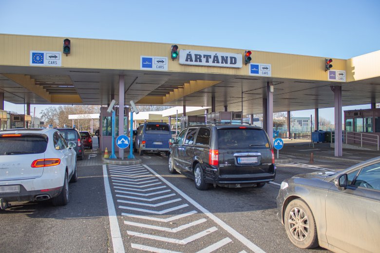 Korrupció a magyar–román határon: ötven határrendész és három civil ellen emeltek vádat