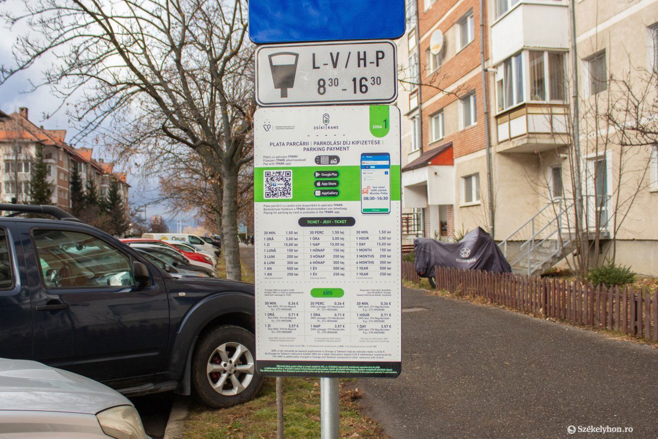 Minden parkolóövezetbe új táblákat helyezett ki a Csíki Trans •  Fotó: Borbély Fanni