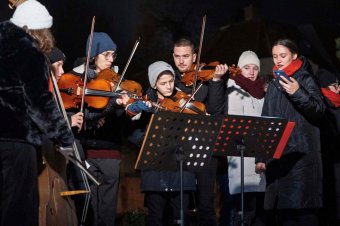 Öt előadása lesz az ünnepek alatt a csíkcsomortáni Összhang együttesnek