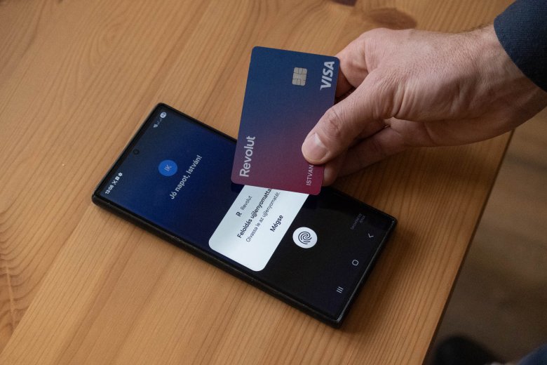 Nyomás alá helyeznek, és már viszik is a pénzed – így vernek át a Revolut nevében