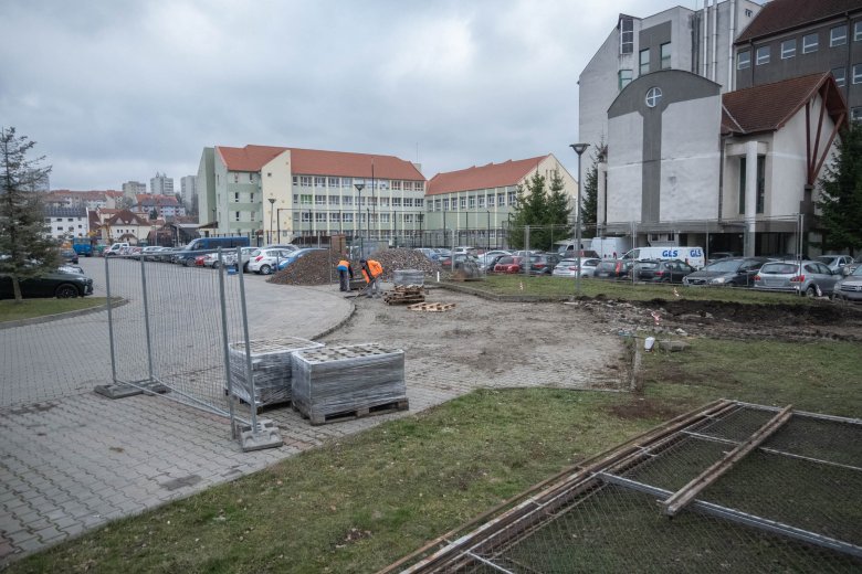 Csökkentik a torlódást a városközponti parkoló környékén