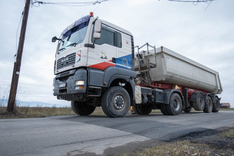 Nem mindenki elégedett a csíkszeredai városháza fekvőrendőrös igyekezetével