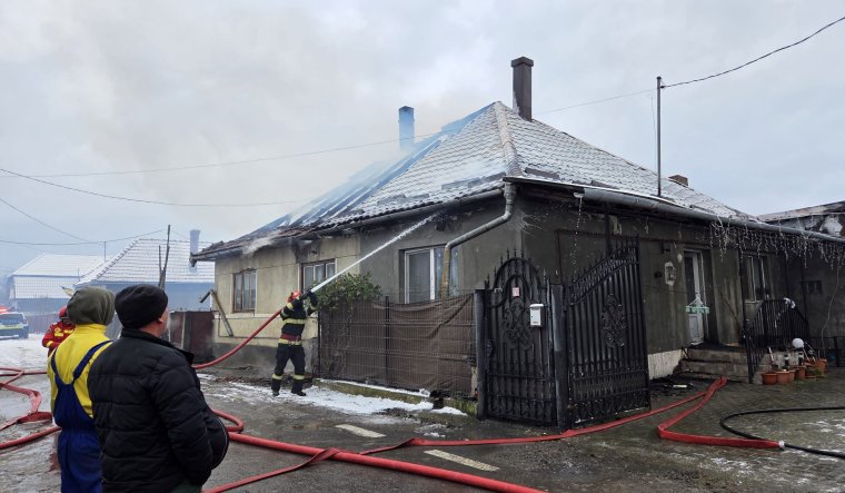 Szinte teljesen a lángok martalékává vált egy ház tetőzete egy Maros megyei településen