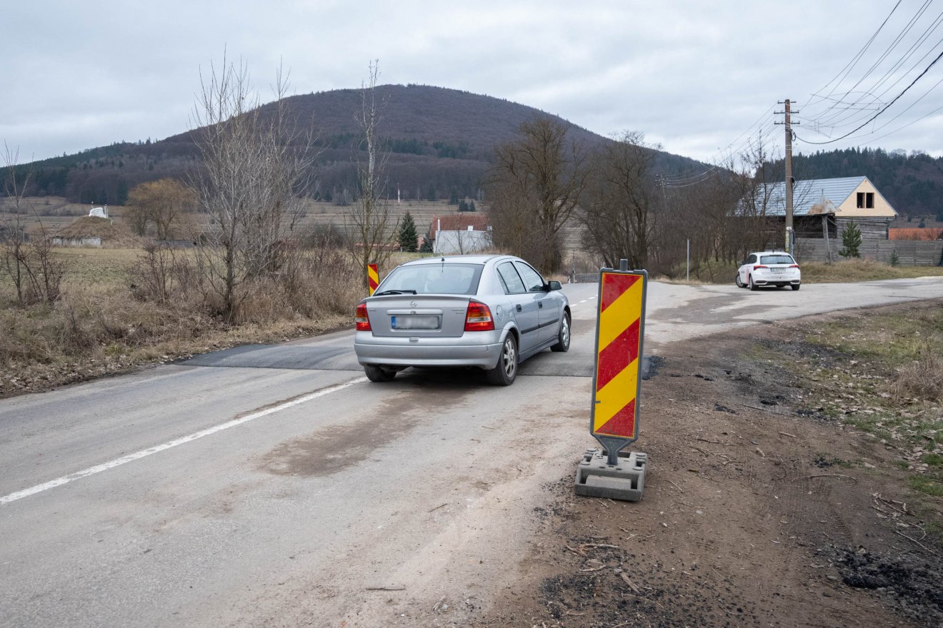 Fekvőrendőr a csomortáni kijáratnál. Olyan helyre érdemes fekvőrendőrt építeni, ahol iskola, óvoda, bölcsőde van a közelben •  Fotó: Borbély Fanni