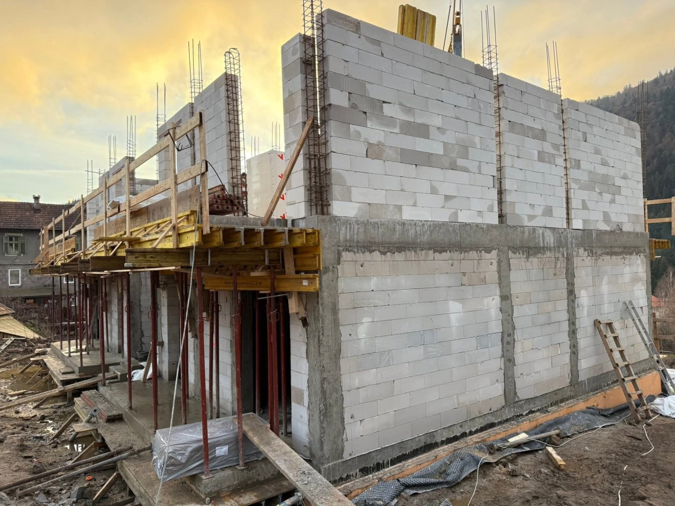 Jól halad az építkezés. Télen sem állnak le &bullet;  Fotó: Tusnádfürdő Polgármesteri Hivatala
