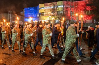 Fáklyás felvonulás és a trikolór színeiben megvilágított Művészetek Háza