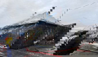 Szinte teljesen a lángok martalékává vált egy ház tetőzete egy Maros megyei településen