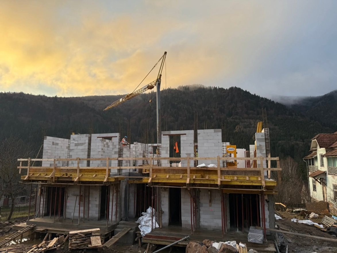 Télen sem áll le a társasházépítés Tusnádfürdőn