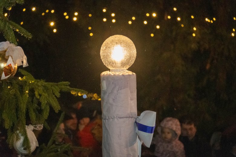 Meggyújtották Csíkszereda adventi koszorújának első gyertyáját