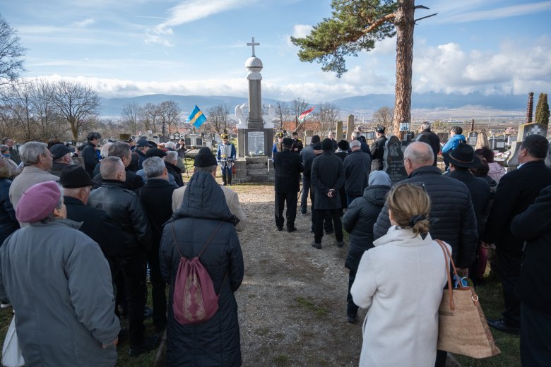 Felújított emlékműnél emlékeztek a világháborúk áldozataira Csobotfalván