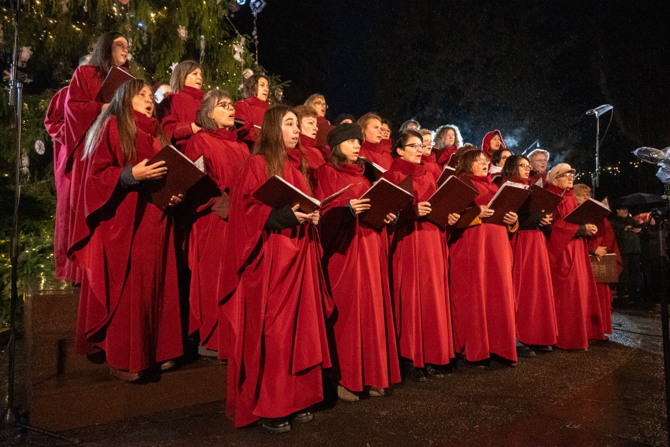 Az ünnepségen a csíksomlyói kegytemplom 25 éve fennálló kórusának dalait hallhatták a résztvevők •  Fotó: Borbély Fanni