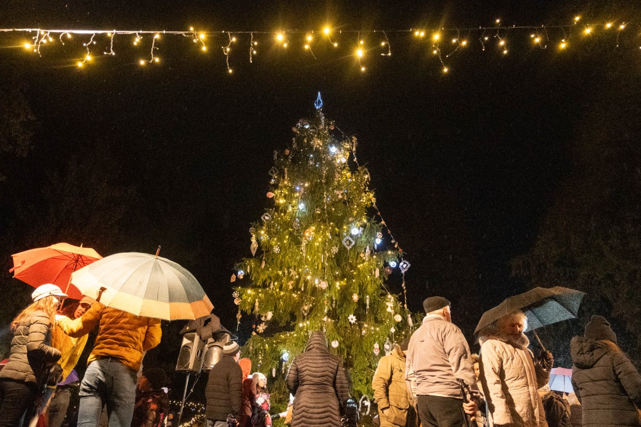 A központi parkban felállított karácsonyfánál és a köréje font adventi koszorúnál gyűltek össze vasárnap kora este az emberek •  Fotó: Borbély Fanni