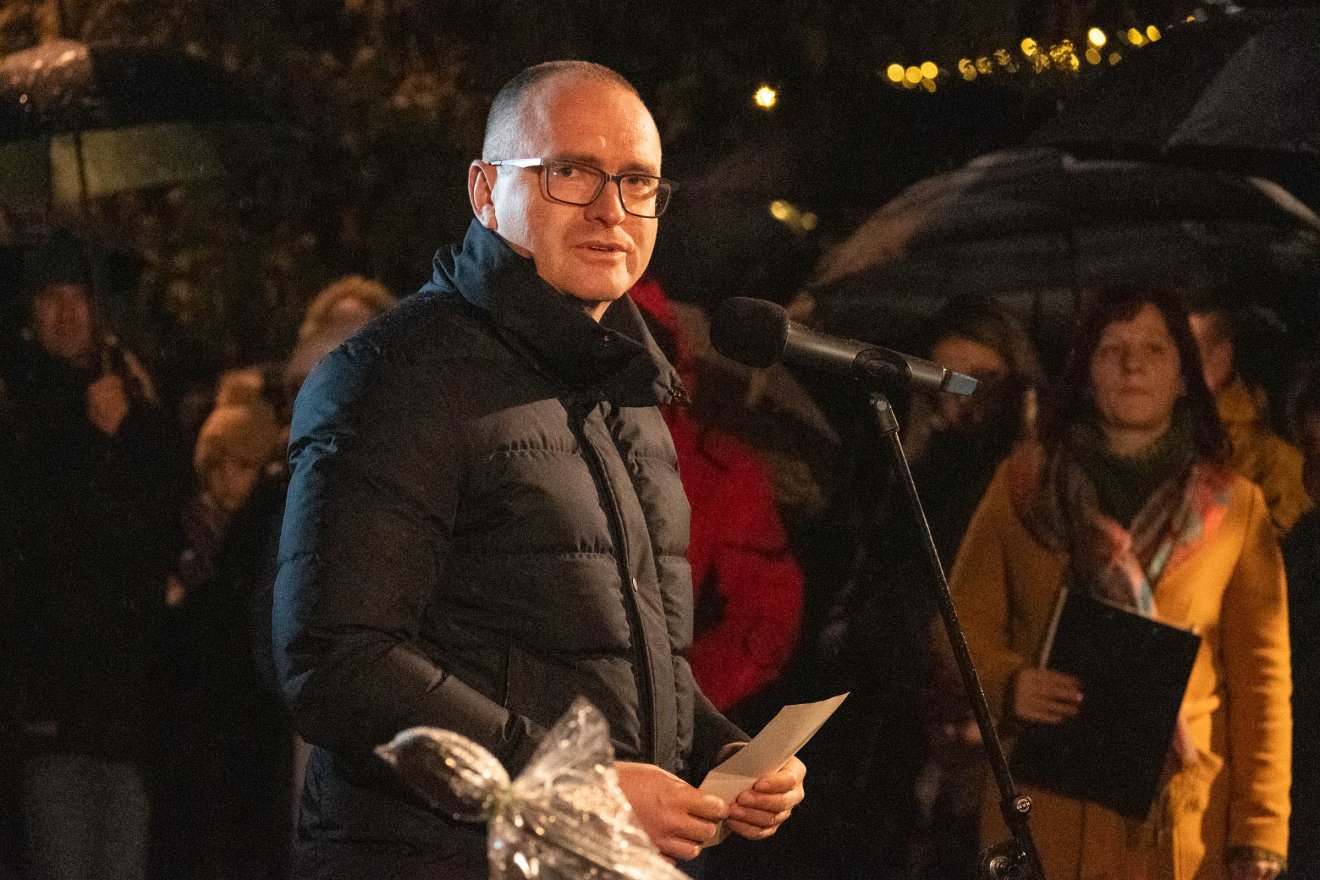 Korodi Attila, Csíkszereda polgármestere is felszólalt az adventi gyertyagyújtáson •  Fotó: Borbély Fanni