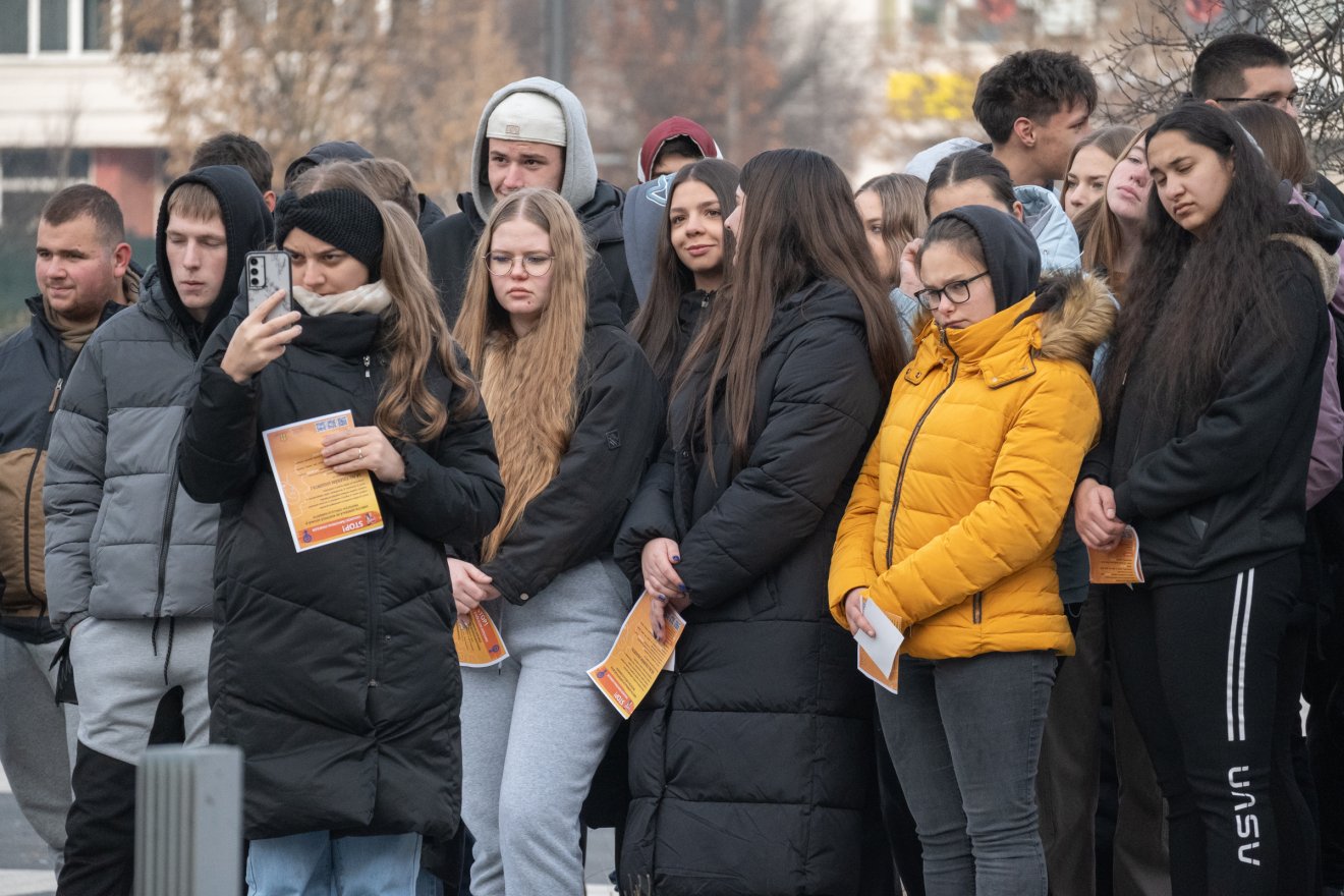 Az eseményen diákok is részt vettek, ahol elhangzott: az otthon nem a bántalmazás helye, hanem a szereteté •  Fotó: Borbély Fanni