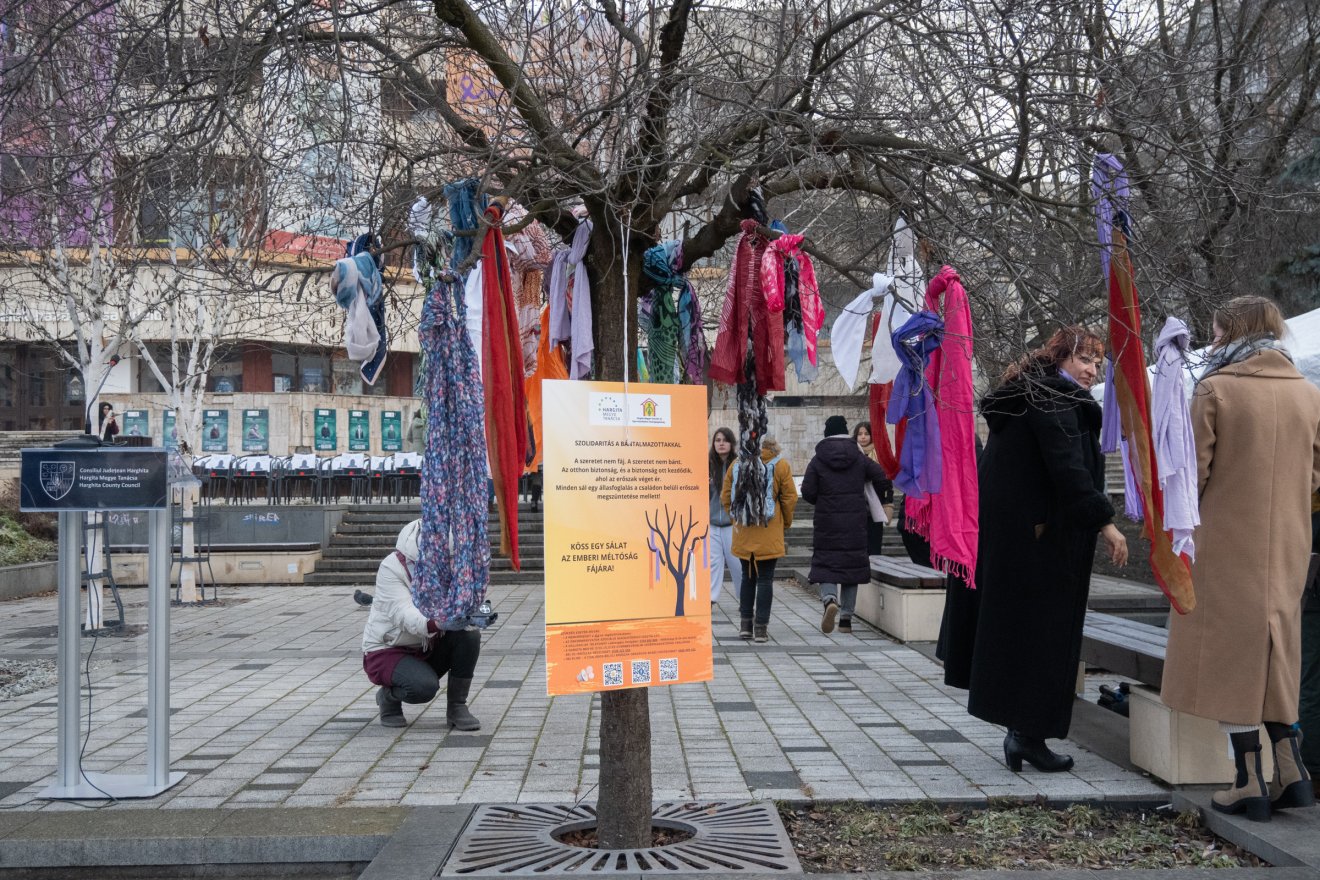 Sálak az emberi méltóság fáján Csíkszereda főterén. A nők elleni erőszakra hívják fel a figyelmet. •  Fotó: Borbély Fanni