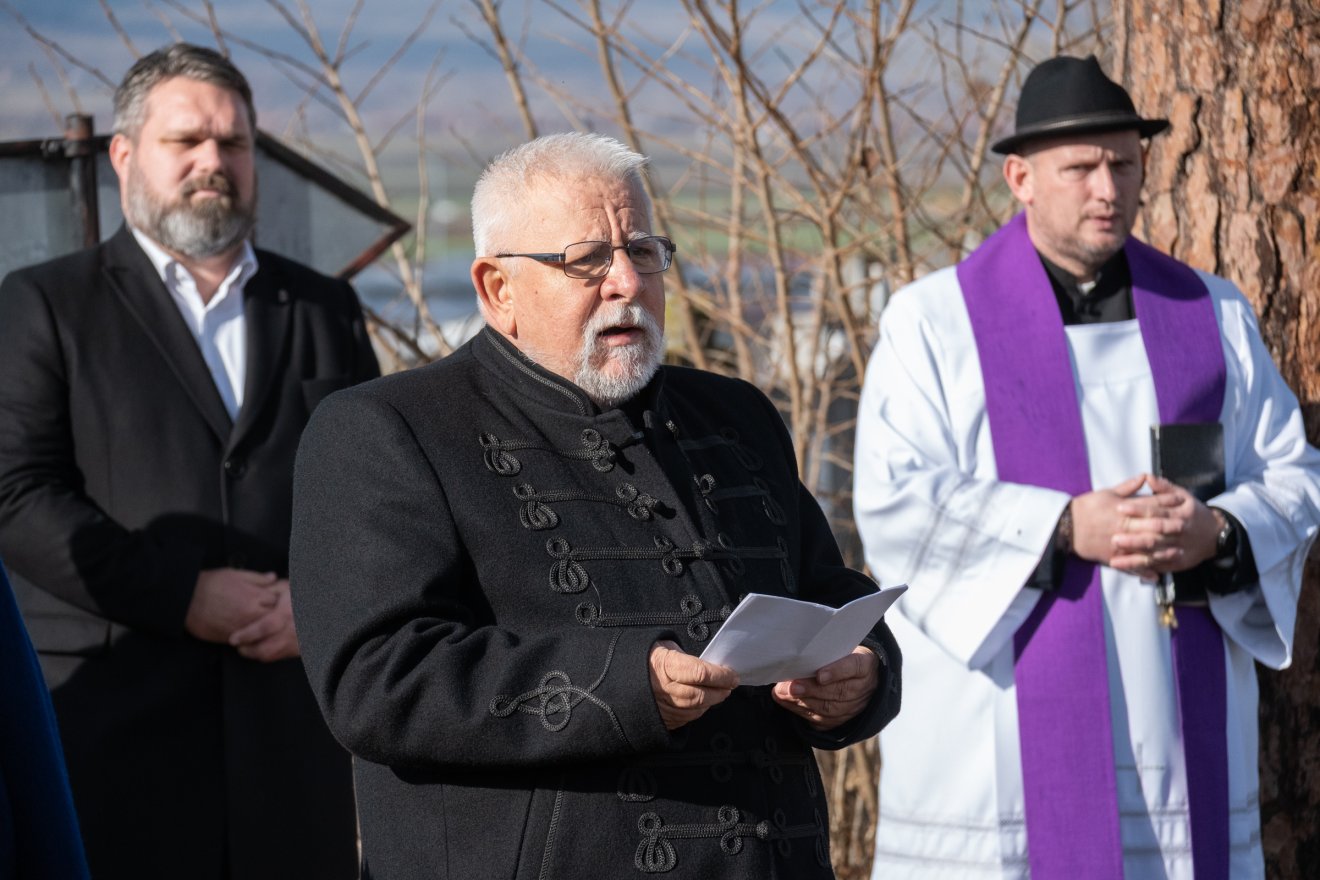 Bodó István, csíksomlyói helytörténész kezdeményezte az emlékmű felújítását •  Fotó: Borbély Fanni