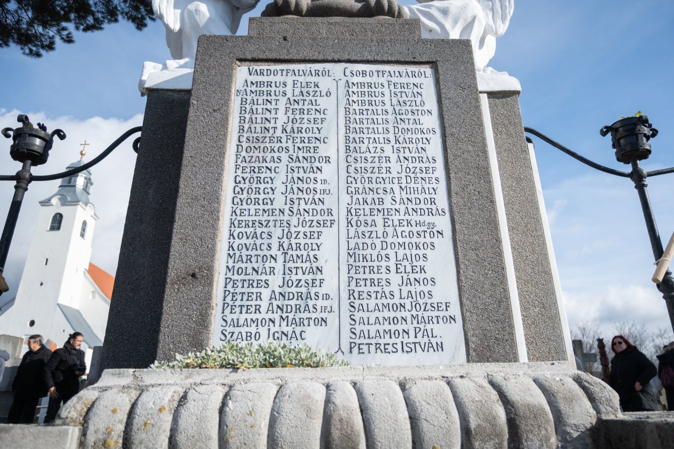 Az első és második világháború áldozataira emlékeztek a csobotfalvi emlékműnél. 86-an az első világháborúban, 46-an a második világégésben hunytak el •  Fotó: Borbély Fanni