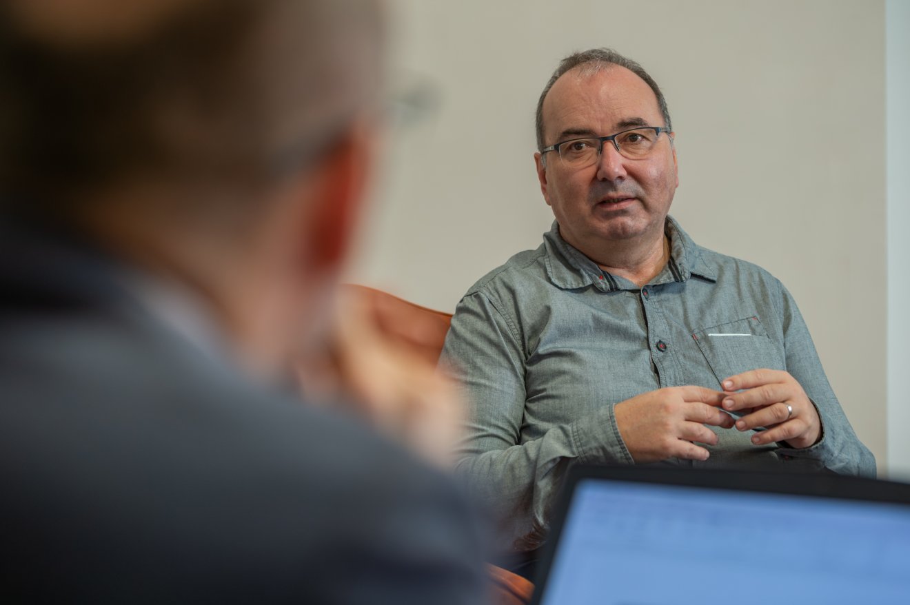 A túlzott állami költekezés egyik szimbóluma a különleges nyugdíjak ügye. A makróközgazdászt ezzel kapcsolatban is kérdeztük