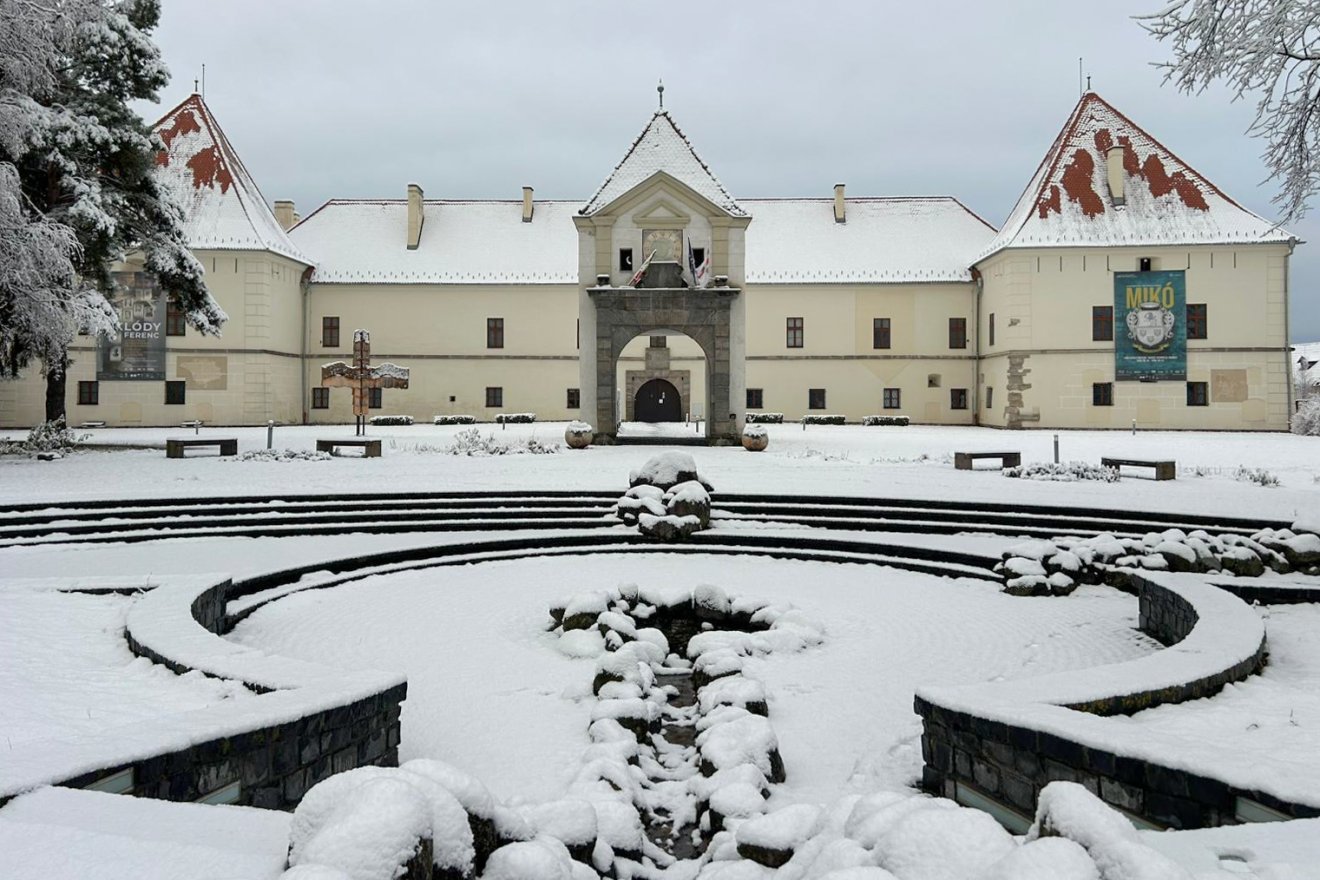 A teljes városkép megváltozott az éjszakai havazásnak köszönhetően •  Fotó: Borbély Fanni