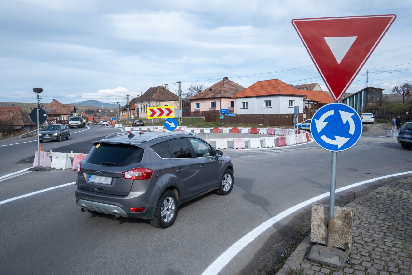 Ajánlott figyelni a változásra. Körforgalmat alakítottak ki • Fotó: Borbély Fanni