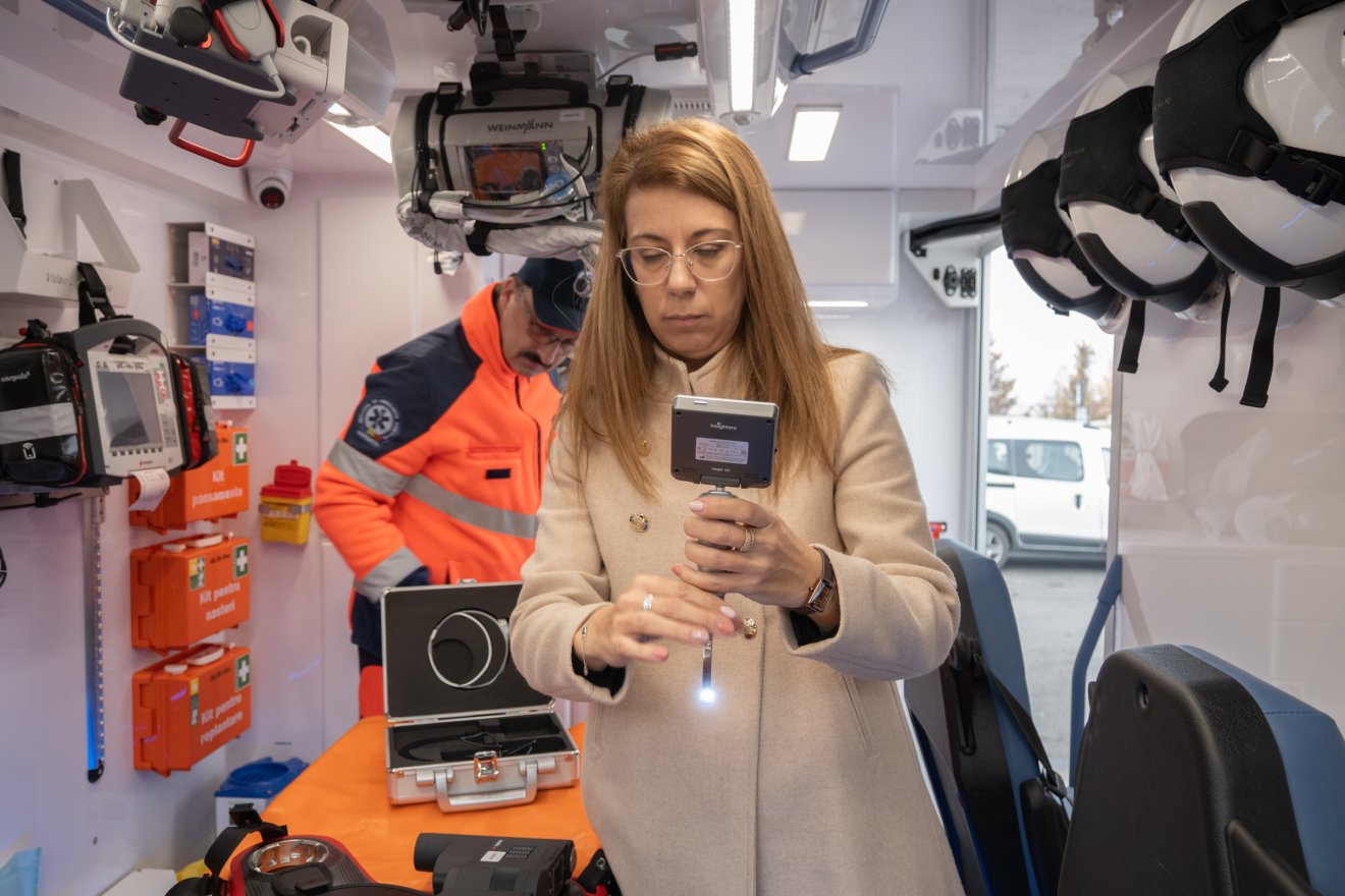 A videólaringoszkópot mutatja be Péter Blanka orvosigazgató •  Fotó: Borbély Fanni