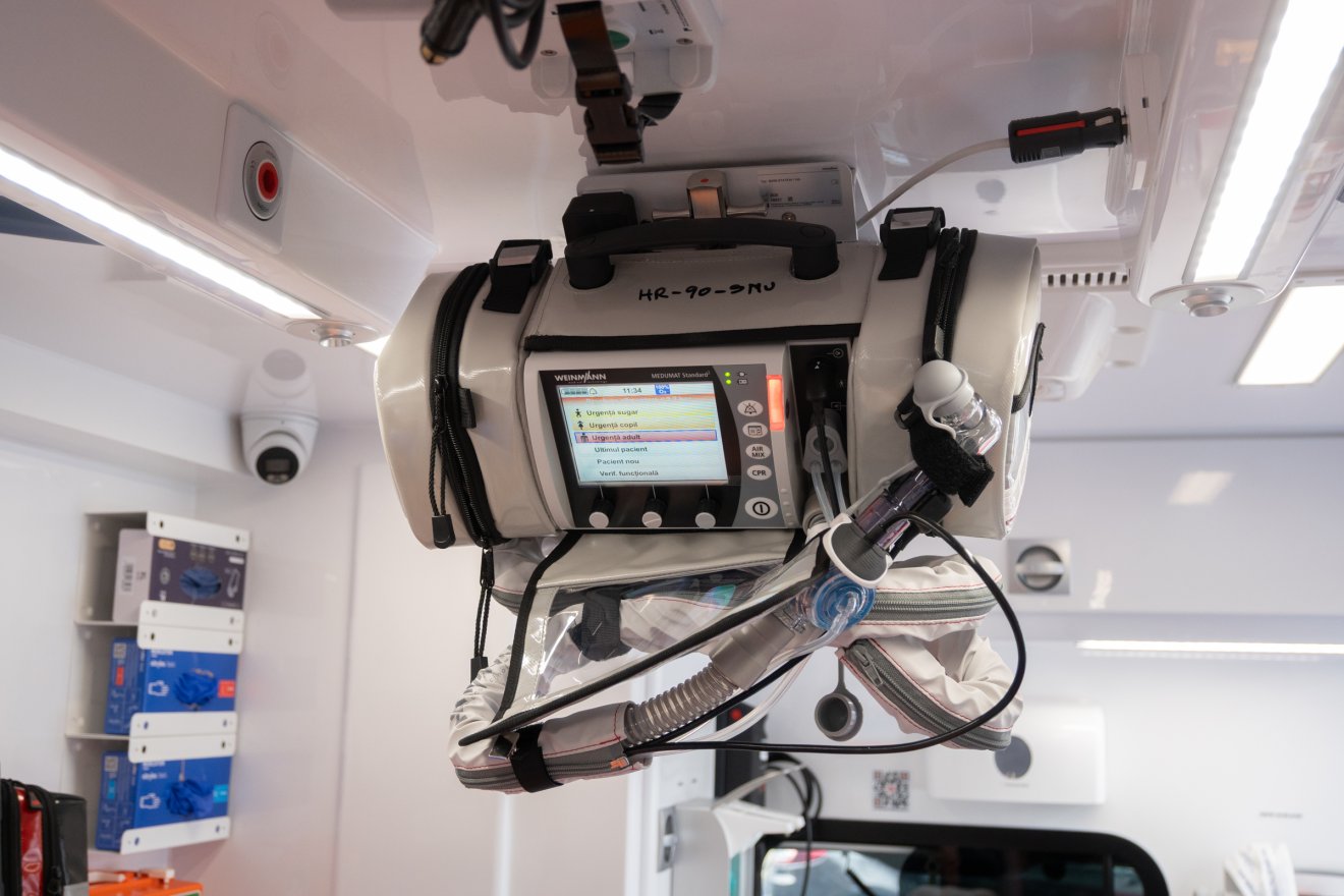 Lélegeztetőgép. Korszerű felszerelése a mentőnek •  Fotó: Borbély Fanni