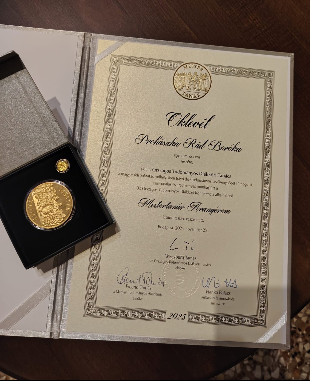 Az elismeréseket a Magyar Tudományos Akadémián tartott ünnepélyes zárórendezvényen vehették át a kitüntetettek november 25-én