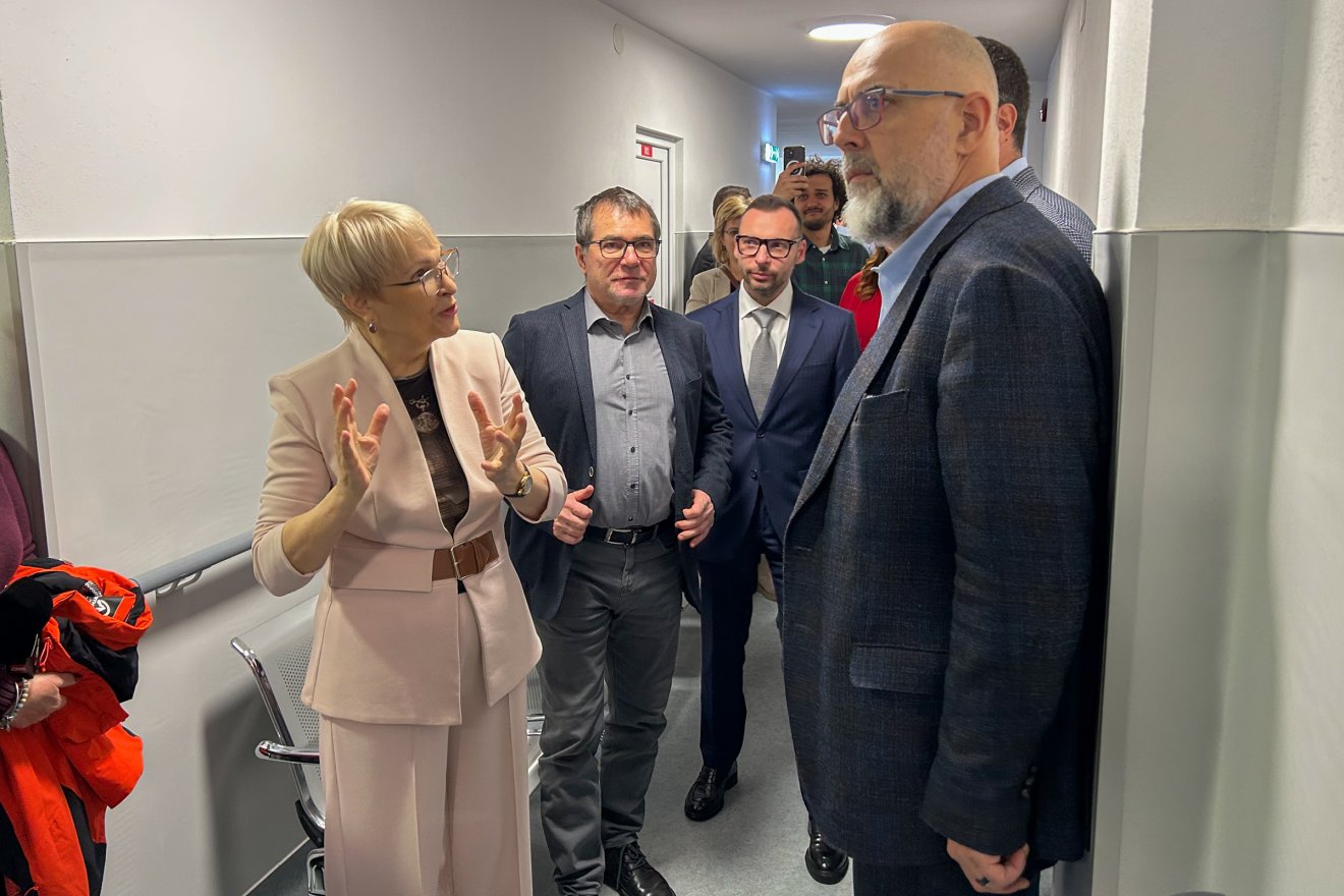 Konrád Judit kórházmenedzser Kelemen Hunor RMDSZ-elnöknek mutatja a felújított épületet •  Fotó: Borbély Fanni